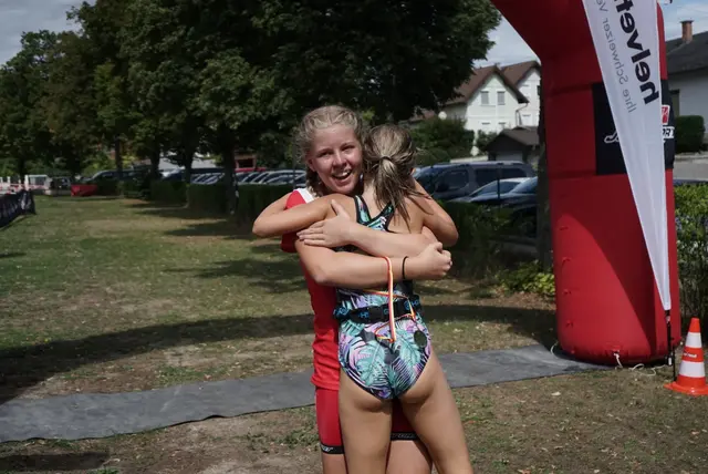 Große Emotionen im Ziel bei Annabelle und Eleni. | Foto: Tri Team Pöttsching