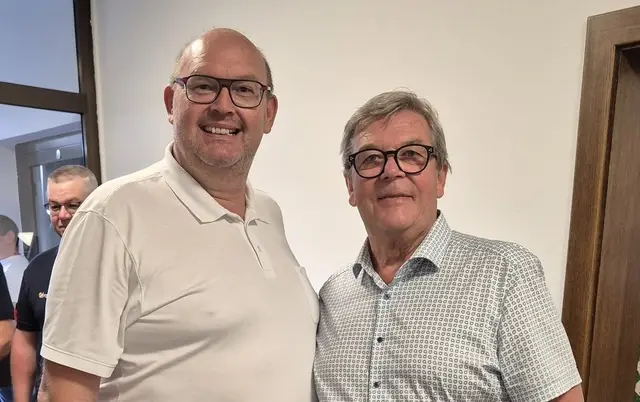 Von links: Josef Naderer (Landtagsabgeordneter und Bürgermeister von Tragwein), Josef Lindner. | Foto: Marktgemeinde Gutau
