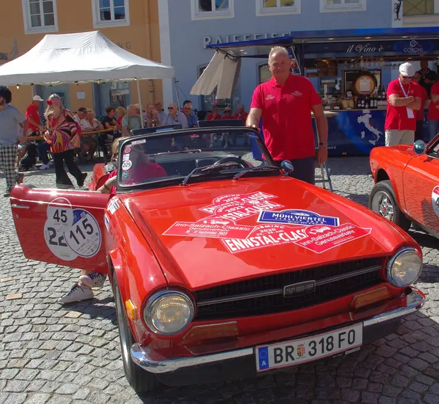 Gründer und Ideenfinder der BOM Inn-Salzach-Classic: Kommerzialrat Klemens M. Steidl bei einem Boxenstopp mit seinem Triumpf TR 6. | Foto: Gruber