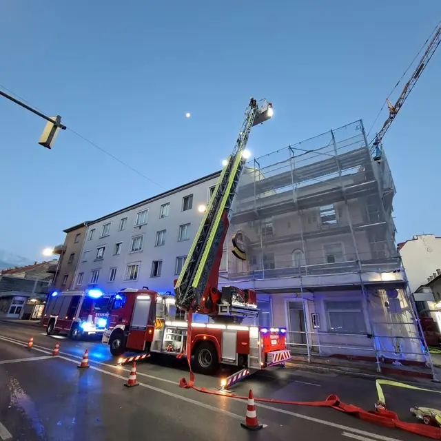 Rauchentwicklung auf der Baustelle des Hauses Grazer Straße 96 um 05:14 Uhr. | Foto: FF WRN