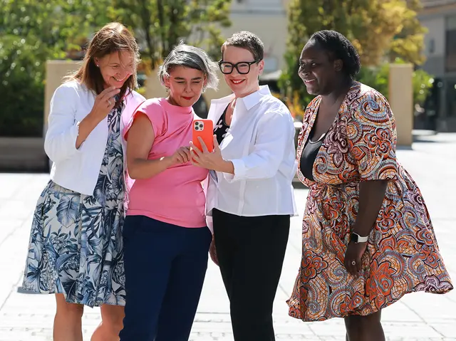V.l.: Personaldirektorin Brigitta Schmidsberger, Preisträgerin Oona Valarie Serbest, Frauenstadträtin Eva Schobesberger und Abena Carty-Pinner, Frauenbeauftragte der Stadt Linz testeten den prämierten "Augmented Resistance Walk Linz" am Hauptplatz.
 | Foto: Stadt Linz