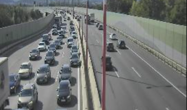Dichter Kolonnenverkehr auf der Südosttangente am Dienstag. | Foto: Screenshot Asfinag