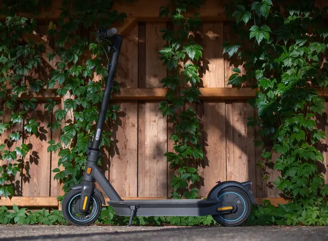 Unbekannte Täter entwendeten in Zirl einen E-Scooter und in Innsbruck eine Bankomatkarte. | Foto: pixabay / aixklusiv