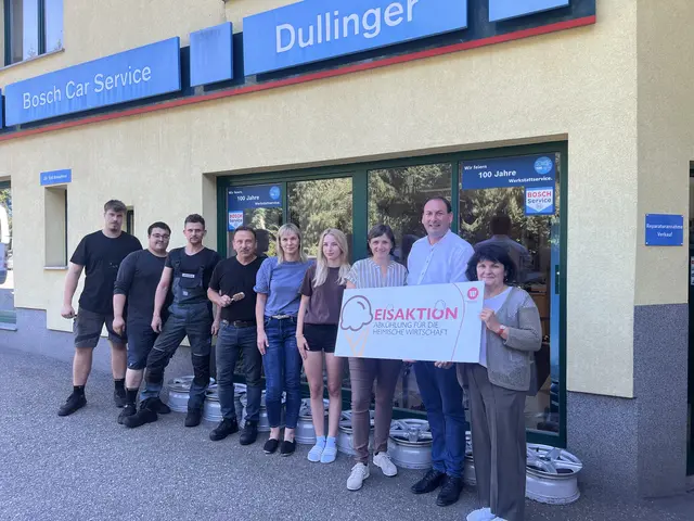 Von rechts: Marianne Reininger, WB-Bezirksobmann Florian Grünberger, Jeannette Koller vom Wirtschaftsbund Esternberg. mit dem Team von Stefan Dullinger in Esternberg. | Foto: WB