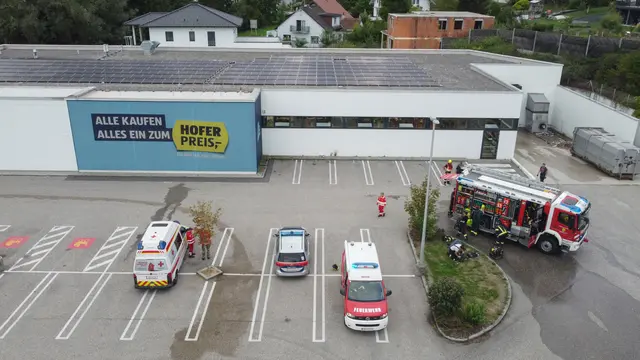 Nach einem Brand bei einer Filiale in Wallern an der Trattnach brachte die Feuerwehr den betroffenen Container unter Kontrolle. | Foto: laumat/Matthias Lauber