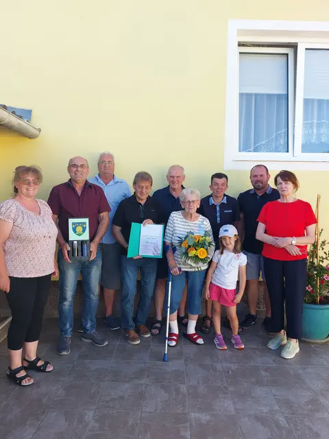 Friederike Schnepf, Günther Schönauer, Ewald Just, Bgm. Erwin Kasper, Johann Weiner, Jubilarin Eleonora Weiner, Engelbert Weiner, Urenkelin Tea Müller, Christian Jassek und Andrea Fenz  | Foto: Marktgemeinde Pernersdorf