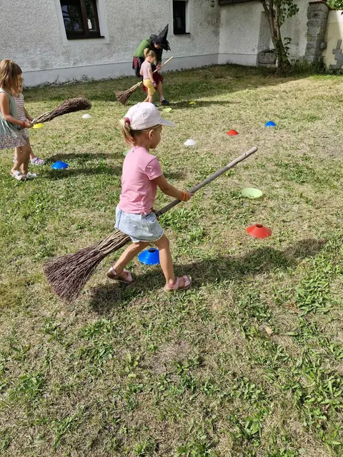Die Kinder ritten auf ihren Besen und meisterten einen Parcours.  | Foto: Bücherei Kleinzell