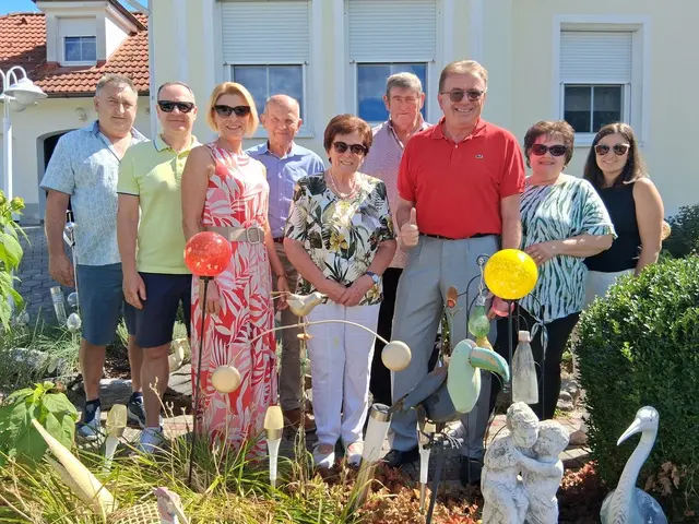 Foto Werner Schöll von links: Michael Wilfinger, Christian und Ingrid Schwartz, Karl und Gertrude Tritremmel, Johann Schock, Geburtstagskind Werner Schöll, Bettina und Teresa Wilfinger.
 | Foto: Werner Schöll