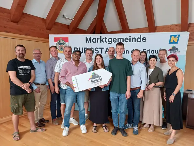 Die Jury freut sich gemeinsam mit den Gründern über zwei neue Projekte für Purgstall. Christian Müller, Reinhard Steinwander, Johannes Pils, Vbgm. Erik Hofreiter, Gründer Tiran Perera (Teyo’s Island), Dietmar Gindl, Gründerin Daniela Neuhauser (Ökologisch), Philipp Baumgartner (riz up), Gründer David Schedlberger (Ökologisch), Bgm. Harald Riemer, Cristina Soria Calpe (Eisenstraße NÖ), Silvia Teufl, Friedrich Buxhofer,  Claudia Künstle. | Foto: eisentrasse.info
