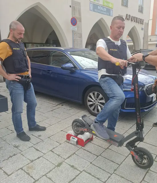 Polizisten der Landesverkehrsabteilung führten am Hauptplatz die Messungen mit dem Rollprüfstand durch. | Foto: Sandra Löchinger