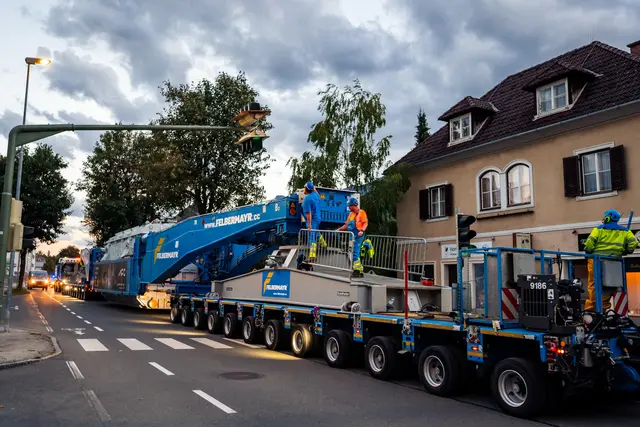 Der Weg durch Spittal war von Hürden geprägt: Verkehrsschilder mussten vorübergehend abgebaut, ein Kreisverkehr passiert und in der Tirolerstraße eine Ampel aufgedreht und um 90 Grad verschwenkt werden. | Foto: APG/Michael Stabentheiner