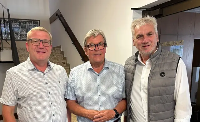 Von links: Martin Kapeller (Bürgermeister von Windhaag/Fr.), Josef Lindner, Stefan Weißenböck (Bürgermeister von Grünbach). | Foto: Marktgemeinde Gutau