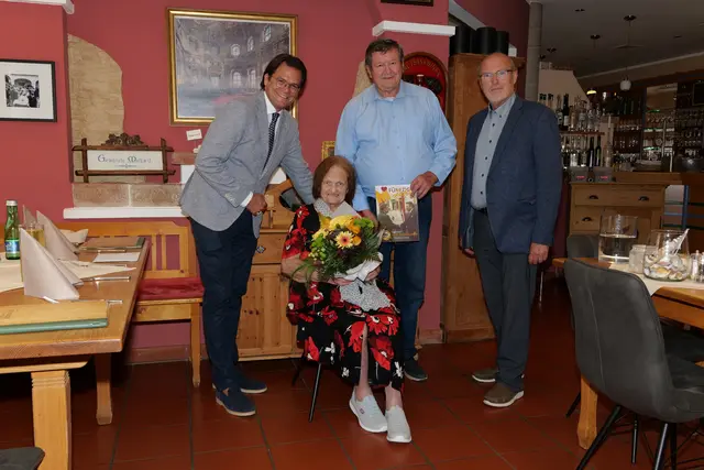 Bürgermeister Bernhard Heinl und Gemeinderat Michael Vogler gratulierten Herta Zachhalmel, hier mit Franz Zachhalmel, zum 80. Geburtstag. | Foto: Marktgemeinde Michlhausen
