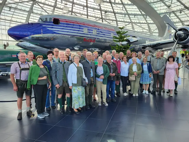 Die Reisegruppe verbrachte einen Tag in Salzburg. Im Hangar-7 wurde das obligatorische Gruppenfoto aufgenommen. | Foto: Bezirksjagdamt Liezen