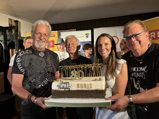Zum 80. Geburtstag bekam Boris Bukowski natürlich eine große Torte überreicht - hier von Thomas Spitzer, Bürgermeisterin Jasmin Klemmer-Schlögl und Ewald Pfleger. | Foto: Lauren Fahrenberger / MeinBezirk