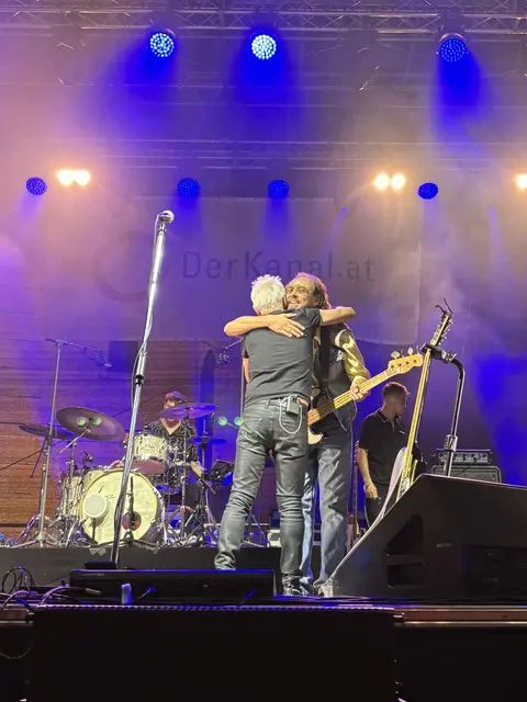 Der letzte Star-Auftritt hat Ray Weber, Gründungsmitglied und Bassist bei "Wanda". | Foto: Lauren Fahrenberger / MeinBezirk