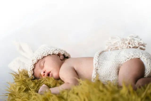 Ob beim Tragen oder beim Wickeln – die richtige Ausstattung sorgt dafür, dass sich Baby rundum geborgen fühlt. | Foto: Unsplash / Gigin Krishnan 