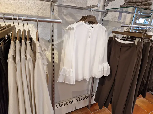 Blusen und schöne Hosen bei Sissy Leitner