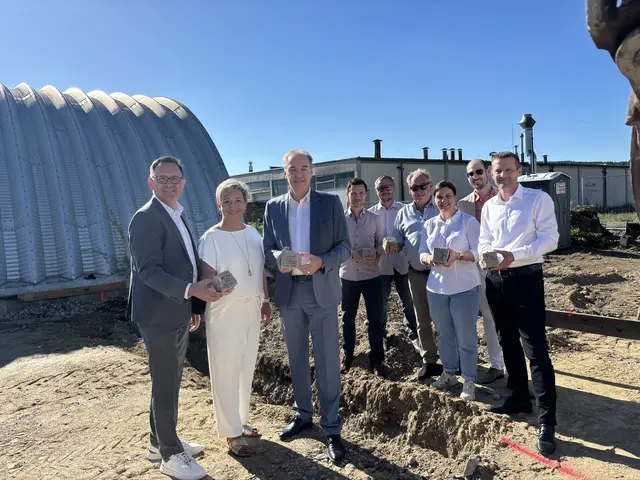 Soziallandesrat Leonhard Schneemann mit den Verantwortlichen und Ausführenden bei der Grundsteinlegung auf der Baustelle in Neudörfl. | Foto: MeinBezirk/Barbara Babonitsch-Diewald