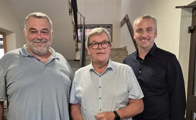 Von links: Dietmar Stegfellner (Bürgermeister von Wartberg), Josef Lindner, Andreas Derntl (Bürgermeister von St. Leonhard). | Foto: Marktgemeinde Gutau