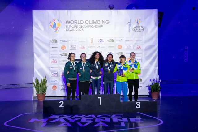 Lilli Marie Laschitz und Guide Annika Behlen (1. und 2. v.l.) freuen sich über den Erfolg bei der Europameisterschaft | Foto: World Climbing