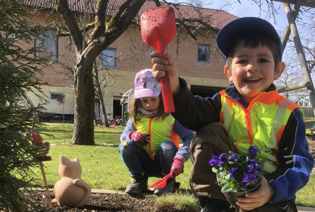 Klara und David, die Juniors der Gärtnerei Viehböck in Schönau, sind mit vollem Einsatz dabei. | Foto: Viehböck