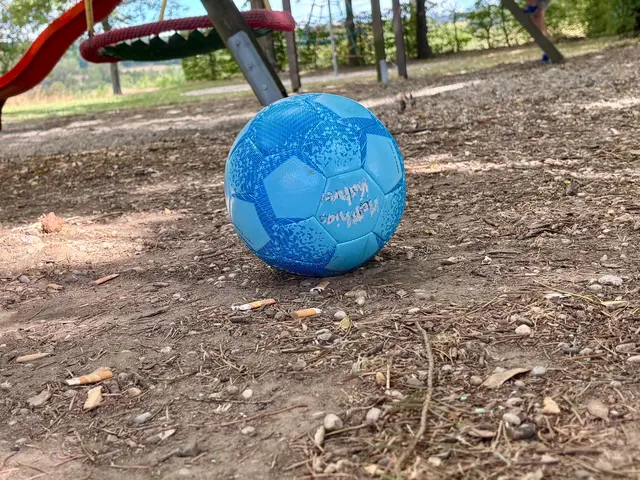 Der Ball der Kinder landet manchmal direkt in den Resten der Zigaretten. | Foto: Markus Kahrer