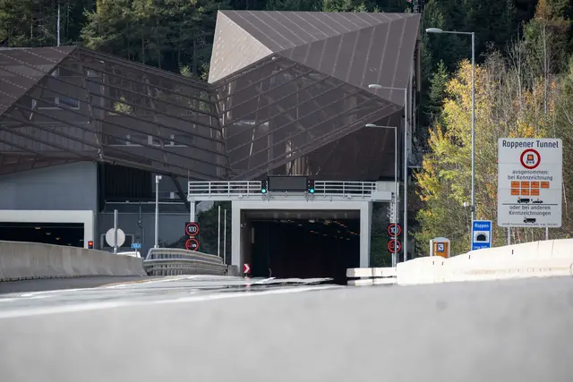 Schwerer Verkehrsunfall im Roppener Tunnel: Ein Pkw kollidierte frontal mit einem entgegenkommenden Sattel-Lkw. Der 24-jährige Pkw-Lenker wurde schwerst verletzt. | Foto: zeitungsfoto.at