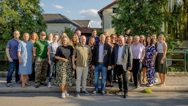 Vereinsmitglieder BAKALA. vorne: die Bürgermeister der drei Gemeinden Bärbel Stockinger (Bad Erlach), Michael Nistl (Katzelsdorf), Bernhard Karnthaler (Lanzenkirchen) und Obmann GGR David Diabl (Lanzenkirchen)  | Foto: Tobi Hübl