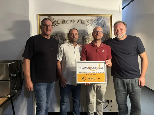 ravelsbach.kultur-Obmann Stefan Zwinz (2.v.r) und Stellvertreter Thomas Dreschkai (2.v.l.) übergaben persönlich die Benefiz-Spenden an Kabarettist Thomas Stipsits (r.) im Rahmen des Kabaretts „Lotterbuben“ mit Viktor Gernot (l.) | Foto: Zwinz