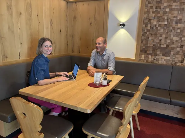 Hotelier Michael Walchhofer im Gespräch mit Julia Hettegger, stellvertretende Chefredakteurin.  | Foto: MeinBezirk