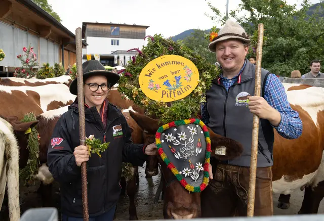 Almabtrieb, Landwirtschaftliche Fachschule Bruck an der Glocknerstraße. Im Bild: Die Sennerin von der Piffalm, Christine Fankhauser, und Mathias Kinberger. (10.9.2022) | Foto: Land Salzburg / Franz Neumayr