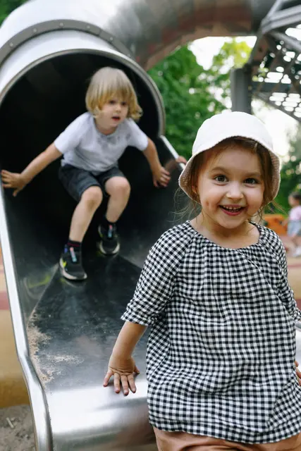 Auch wenn Kinder bis ins Kindergartenalter kaum tatsächlich miteinander spielen, beobachten und lernen sie von anderen Kindern.  | Foto: pexels / Ksenia Chernaya