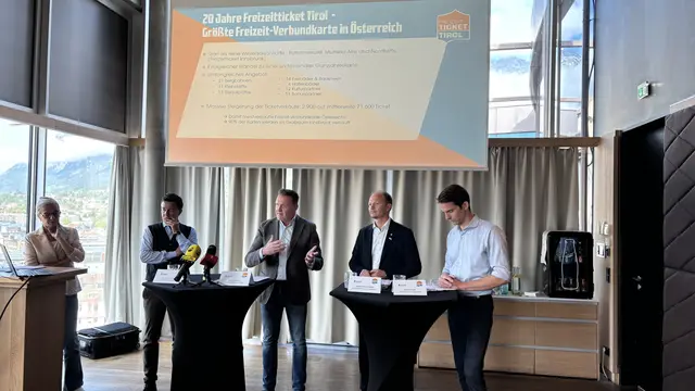v.l.: Univ.-Prof. Dr. Martin Schnitzer (Leiter des Instituts für Sportwissenschaft der Universität Innsbruck), Thomas Schroll (Vorsitzender und Initiator des Freizeittickets Tirol), Johannes Anzengruber (Bürgermeister der Stadt Innsbruck) und Reinhard Klier (Sprecher der Tiroler Seilbahnen). | Foto: MeinBezirk/Pali
