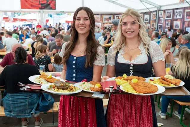 Seit 2017 bewirtet Otto Partl aus Eberndorf die Gäste im „Svaveja uta“-Festzelt auf dem Bleiburger Wiesenmarkt. | Foto: Foto: SPD Edinost Pliberk