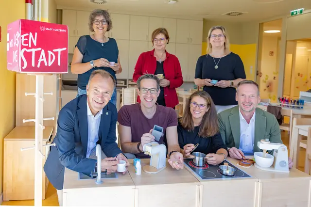 Im Bild: v.l. hinten: Monika Baumann und Jutta Kodat von der MA 2/02 Schulen und Kinderbetreuungseinrichtungen, Martina Quinto (Projektbetreuung Hochbau); vorne: Bürgermeister Bernhard Auinger, Vize-BGM Kay-Michael Dankl, Amadea-Viktoria Pirchner (Leitung KBBE Berchtesgadner Straße) und Michael Schober (GF Heimat Österreich) | Foto: Stadt Salzburg/Wildbild