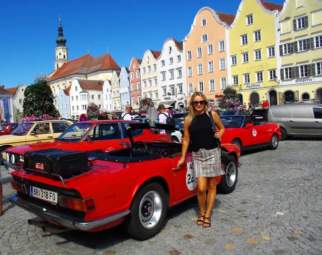 Auch die „Damenwelt“ zeigt sich immer mehr erfreut von dem hochkarätigen aufpolierten Blech der Oldtimerkarossen. | Foto: Gruber
