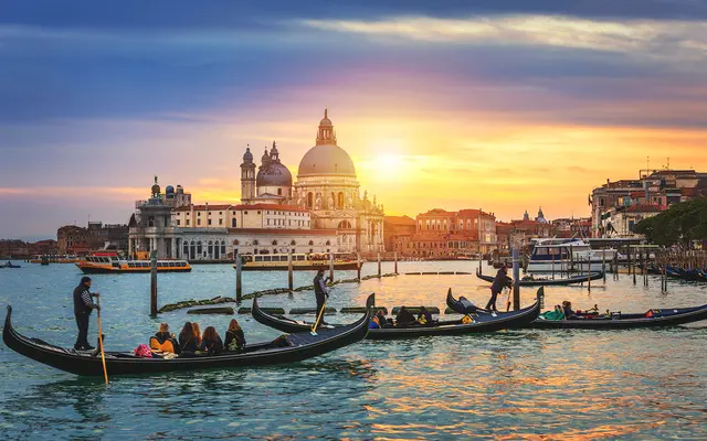 Mit MeinBezirk und Ebner Reisen in die Stadt der Träume | Foto: Shutterstock 1147382102
