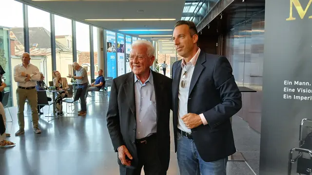 Oliver Feicht (r.) hat den Film über Frank Stronach in Weiz präsentiert. | Foto: Josef Hofmüller