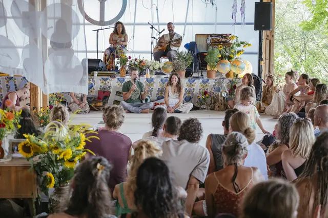 Bei Vorträgen und Impulsen versammelten sich zahlreiche Teilnehmende. | Foto: Clara Wildberger