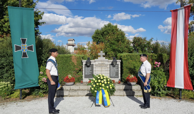 Den Auftakt bildeten eine feierliche Kranzniederlegung am Kriegerdenkmal. | Foto: FF Missingdorf