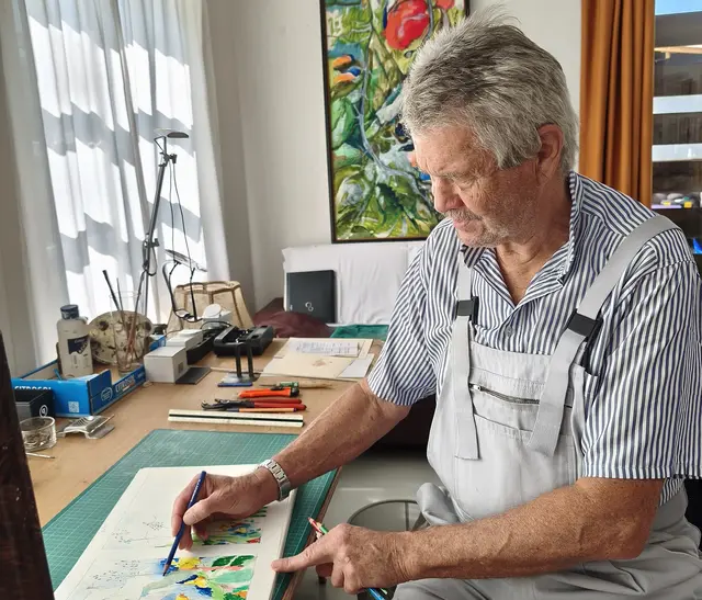 Der Künstler Walter Sabetzer bei der Arbeit.