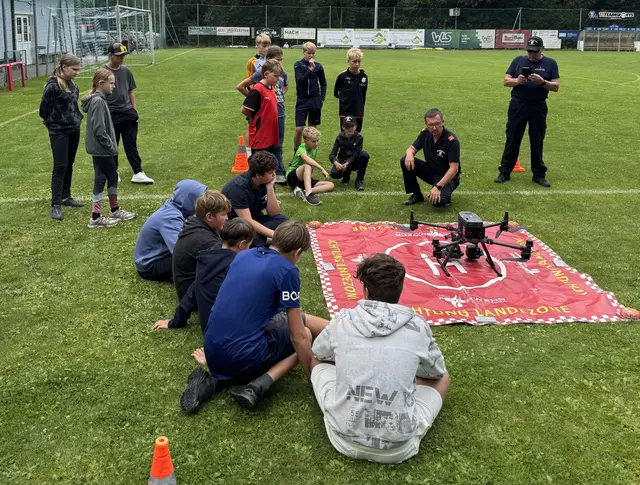 Bei der Vorstellung der Bereichsdrohne der Feuerwehr Spaberegg konnten die Jugendlichen die Technik aus nächster Nähe begutachten. | Foto: BFVHB/Bauer P.
