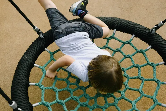 Springen, Klettern, Laufen und Toben sind ideal geeignet um Kraft und Ausdauer aufzubauen. | Foto: pexels / Ksenia Chernaya