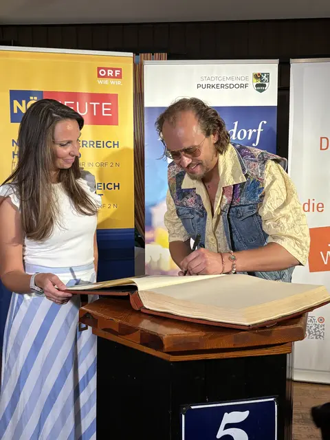 Ray Weber beim Eintrag ins "Goldene Buch". | Foto: Lauren Fahrenberger / MeinBezirk