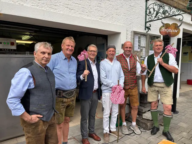 Mit einem Bschoadpackerl sagten wir unseren Ehrengästen ein kleines Dankeschön für ihr Kommen und die anerkennenden Worte. V.l.: Christian Vötter (TAURISKA), Toni Lassacher (Obmann Obst- und Gartenbauverein Bramberg), Wolfgang Schäffner (Slow Food Österreich und Pinzgau), Gernot Reiter (Gasthof Essiger aus Mittersill), Bürgermeister Hannes Enzinger und Josef Wesenauer (Obmann vom Landesverband für Obst- und Gartenbau Salzburg). | Foto: Tauriska