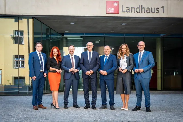 Die Tiroler Landesregierung: v.li.: LR René Zumtobel, LRin Cornelia Hagele, LHStv Philip Wohlgemuth, LH Anton Mattle, LHStv Josef Geisler, LRin Eva Pawlata und LR Mario Gerber. | Foto: Land Tirol/Fitsch