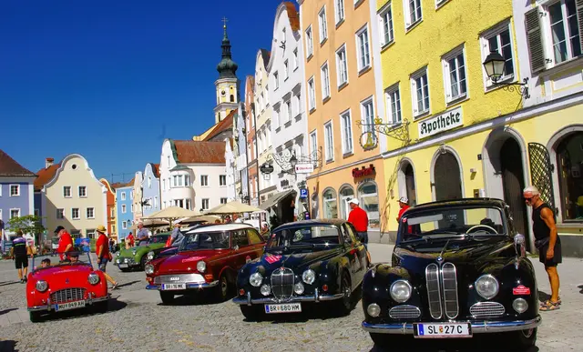 Alte historische Giebelhäuser geben den Oldtimer in der Barockstadt Schärding einen prächtigen Bilderrahmen der BOM Inn-Salzach-Classic 2026. Hier werden die Rally-Teilnehmer am Sonntag, 6. September kurz vor Mittag eintreffen. | Foto: Gruber