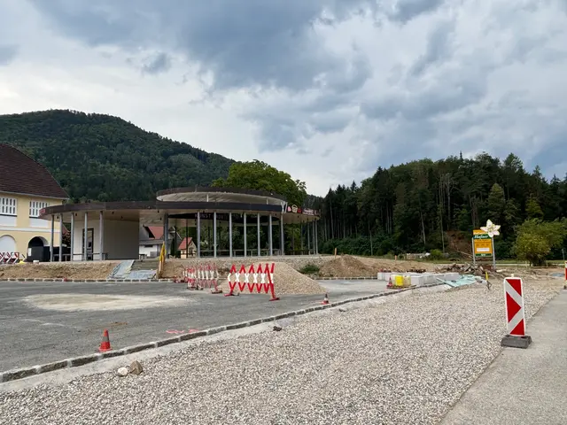 Im Zuge der Bauarbeiten werden auch verbessernde Arbeiten an der Straßensituation vorgenommen. | Foto: MeinBezirk.at/Petra Lammer