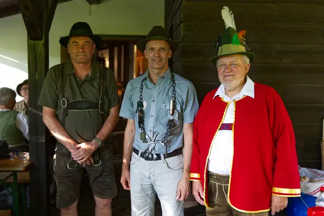 Den Titel des Schützenkönigs der Eisenstraße errang Gerhard Grubner aus St.Georgen an der Leys, der von der vorjährigen Majestät Siegfried Zehethofer aus Gaming unter Aufsicht des „Zielers“ die Königskette überreicht bekam. | Foto: Andreas Handl